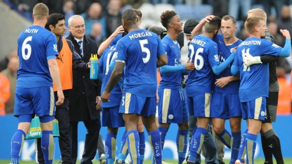 Los futbolistas del Leicester celebran su victoria ante el Swansea.