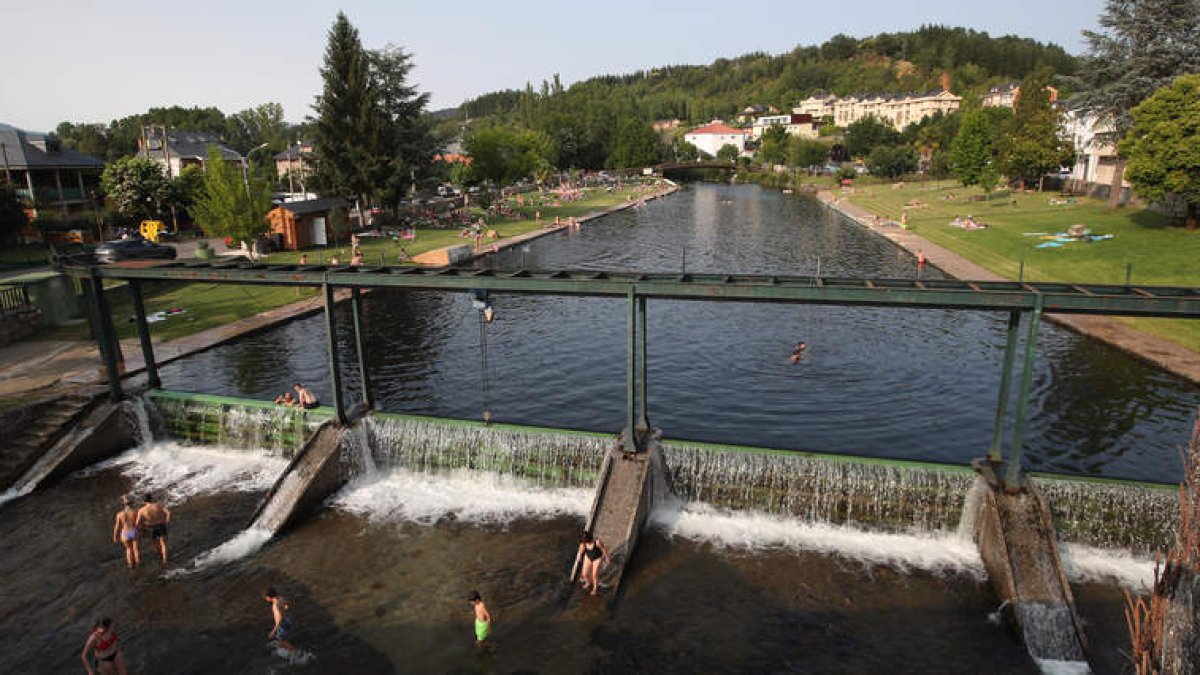 La playa fluvial de Vega de Espinareda es una de las más grandes y concurridas del Bierzo y cuenta también con una piscina con toboganes. L. DE LA MATA
