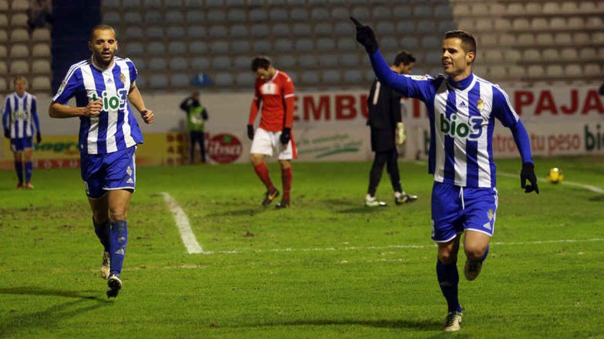 Los dos goleadores de la Deportiva frente al Real Murcia, Yuri y Acorán, celebran el gol del canario que cerró una victoria clara del equipo berciano que le da tranquilidad en la clasificación de la regularidad.