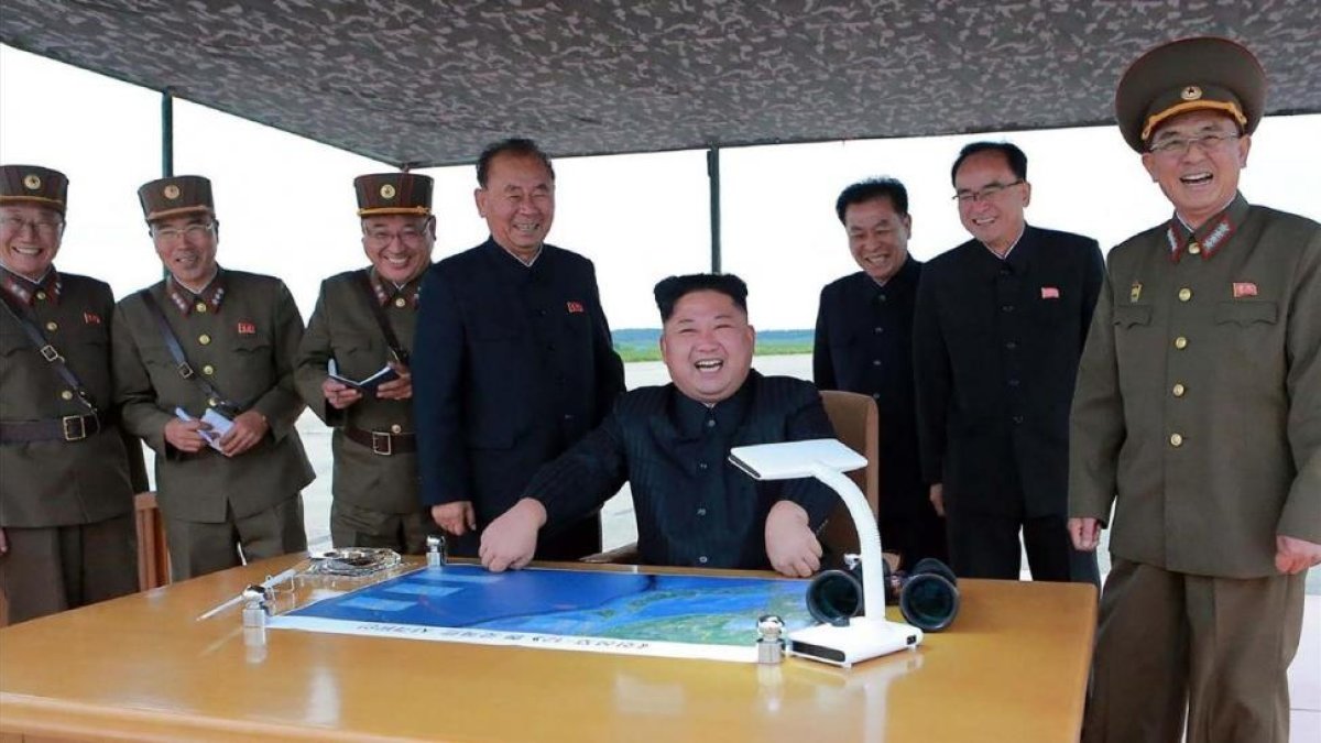 Kim Jong-un junto a un grupo de asesores observa el lanzamiento del misil que sobrevoló territorio de Japón.