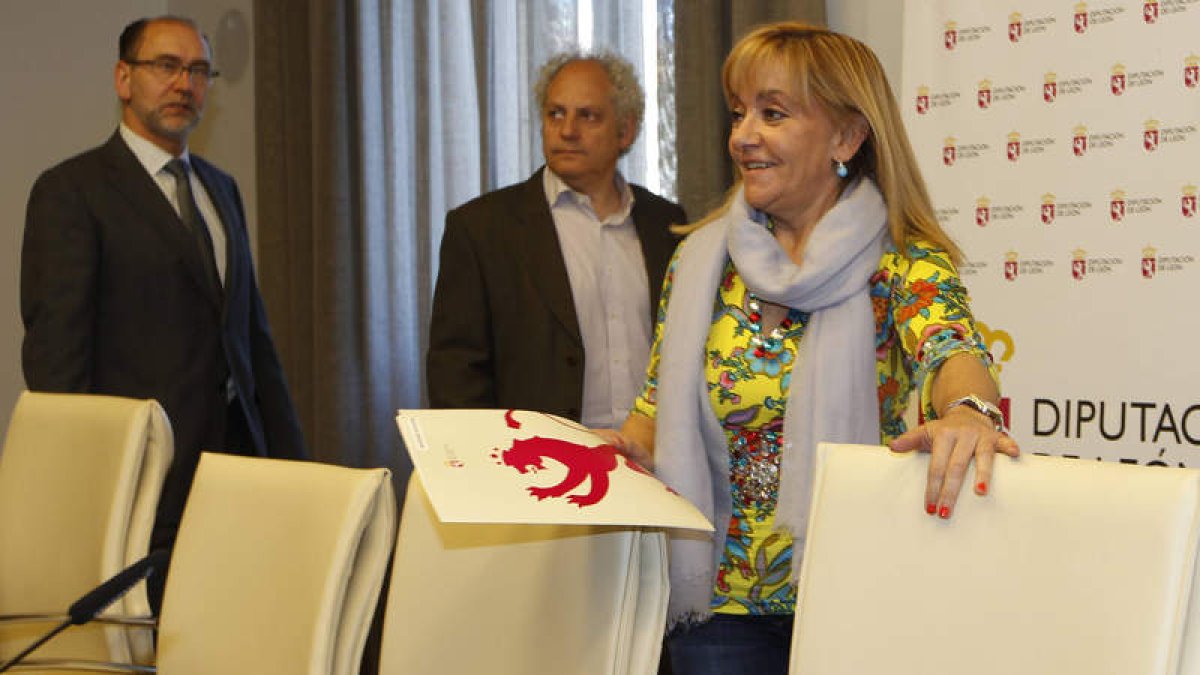 Teodoro Martínez, Jesús Celis e Isabel Carrasco, antes de comenzar la rueda de prensa.