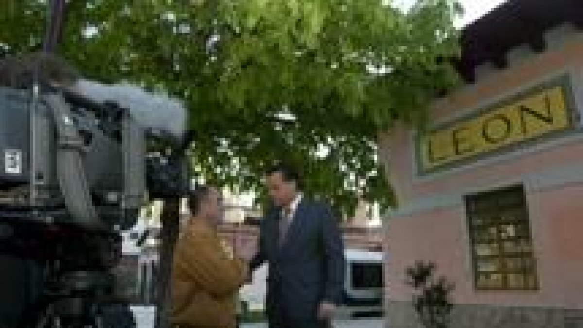 El periodista Antxón Urrusolo explica al alcalde leonés, Mario Amilivia, en qué consiste su papel