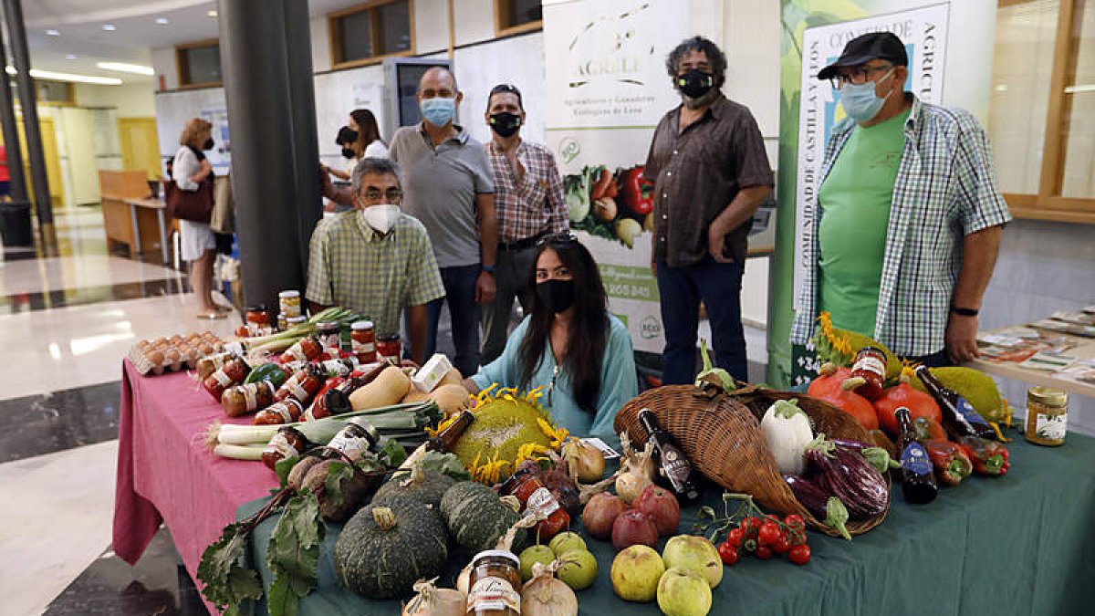 El presidente de Caecyl con productores leoneses de Agrele en el stan del congreso de Epidemiología. MARCIANO PÉREZ