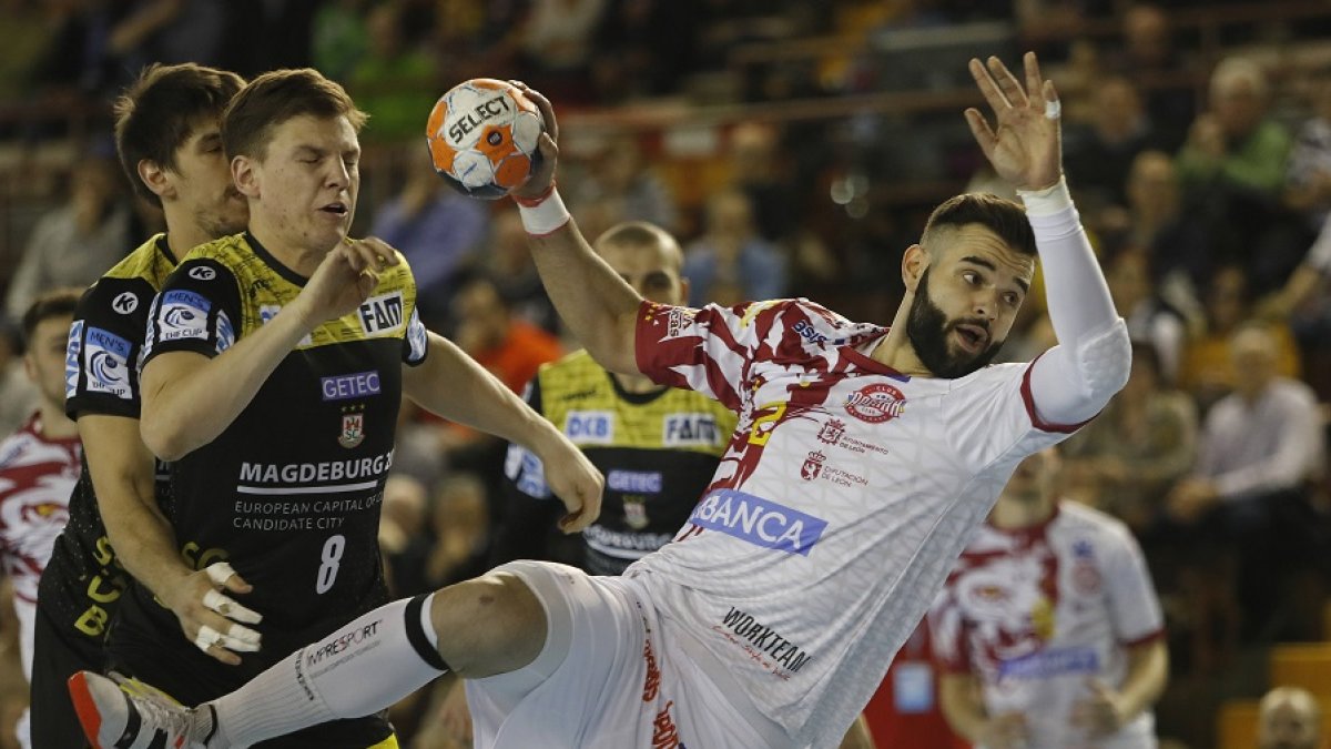 Rubén Marchán a punto de efectuar un lanzamiento en el partido de copa EHF contra el Magdeburg disputado el mes de febrero. JESÚS F. SALVADORES