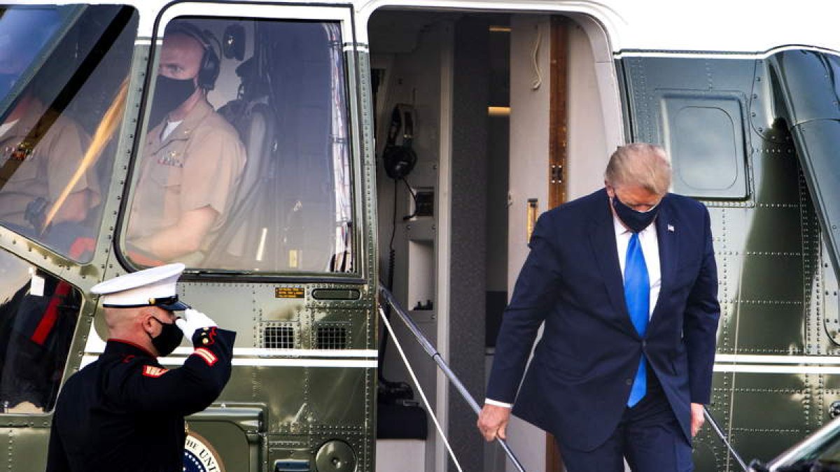 Trump baja del helicóptero presidencial. JIM LO SCALZO