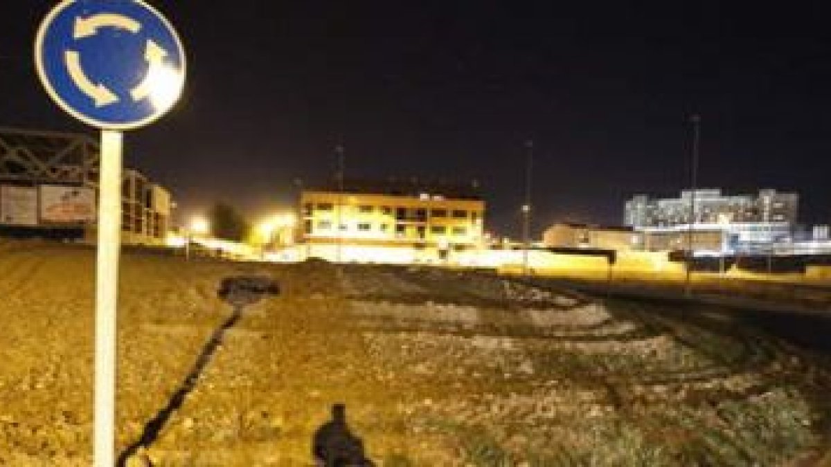 Las ocho farolas de la rotonda, a mitad de la calle Nazaret, están sin luz por culpa del robo