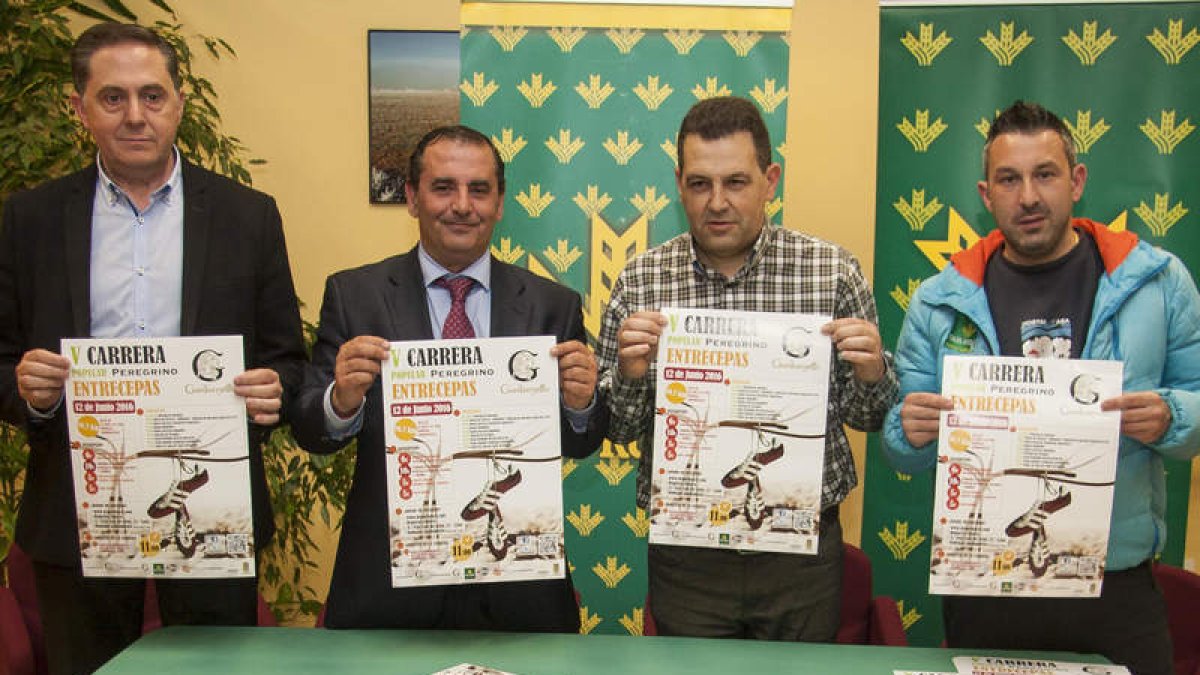 Carlos Pastrana (Reycer), Narciso Prieto (Caja Rural), José Manuel Fernández (Gordonzello) y David González (Deportes Chorco), ayer durante la presentación de la carrera popular. FERNANDO OTERO