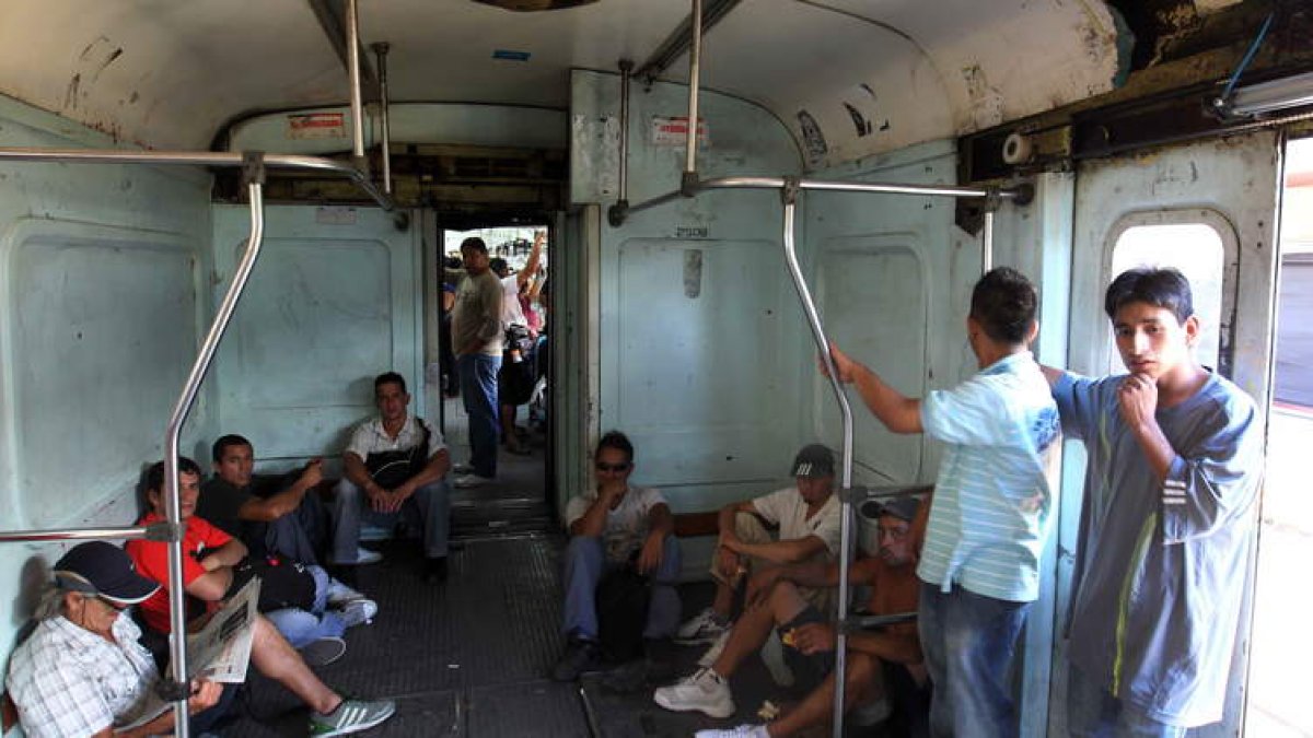 Vista del interior de un tren de la línea General Sarmiento en la estación de trenes Once de Buenos Aires.