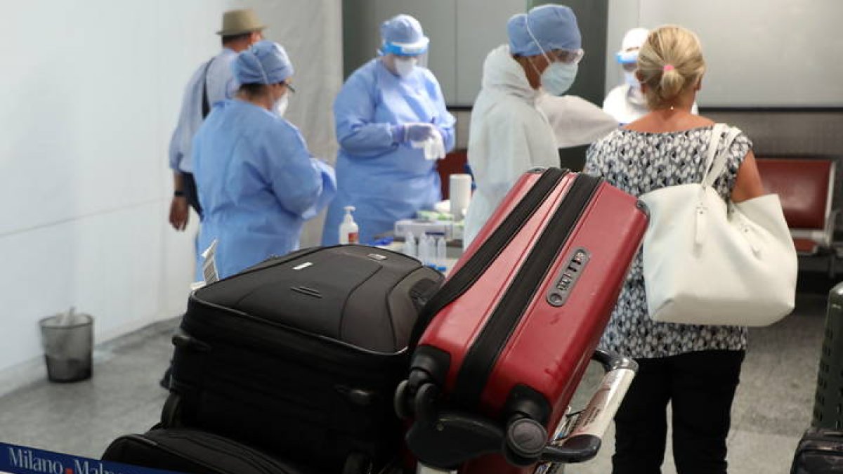 Controles en los aeropuertos italianos a pasajeros procedentes de China. MATTEO BAZZI