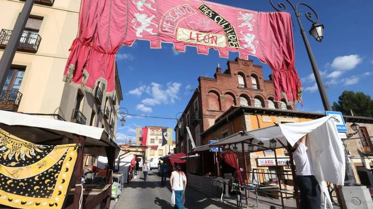 Los artesanos del mercado de las tres culturas se preparaban ayer ya para abrir hoy en el entorno de San Isidoro