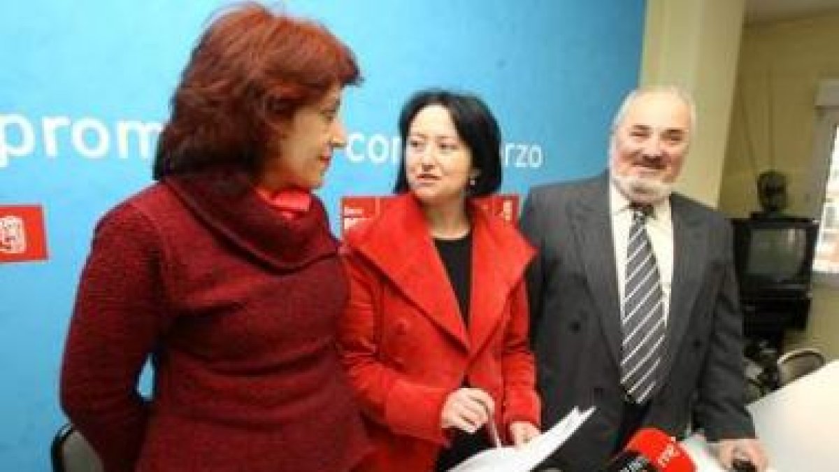Victorina Alonso, Ángel Marqués y Pedro Nieto, en la sede del PSOE de Ponferrada