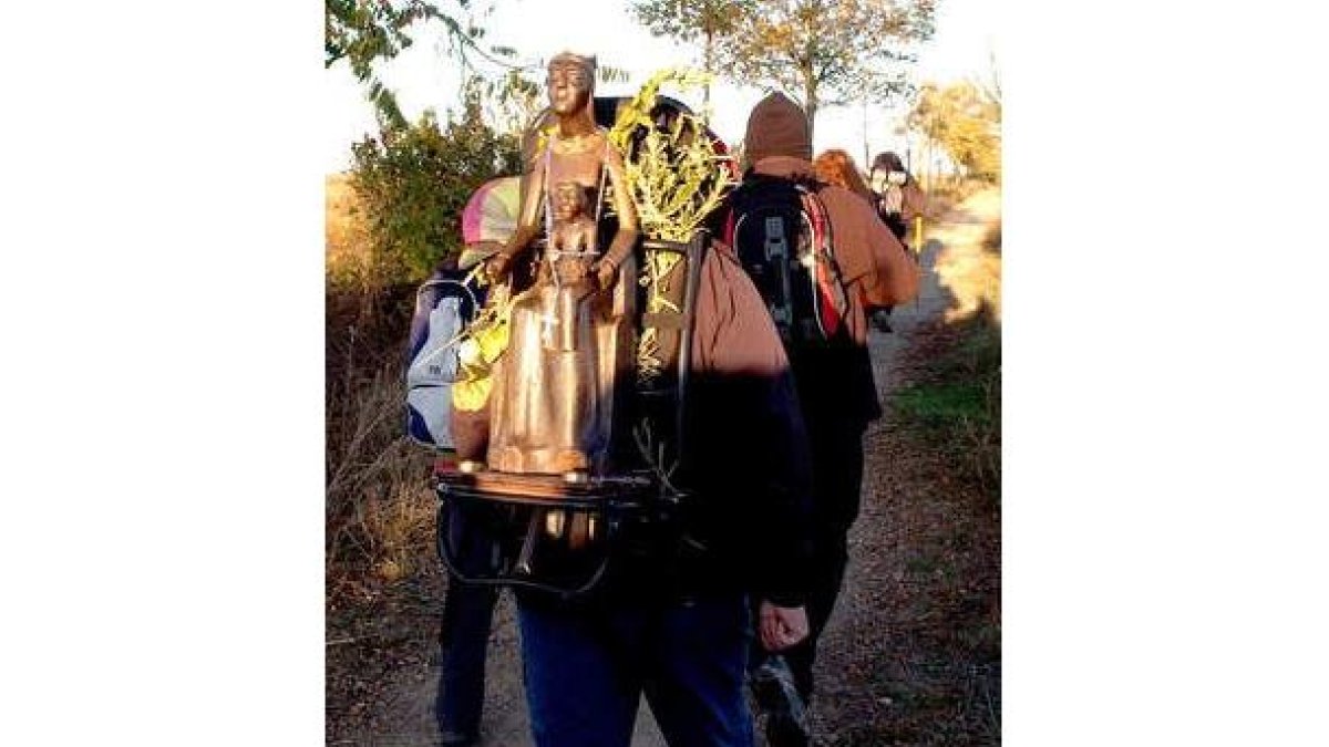 La escultura de Santa María de Rocamadour viaja a hombros de un peregrino.