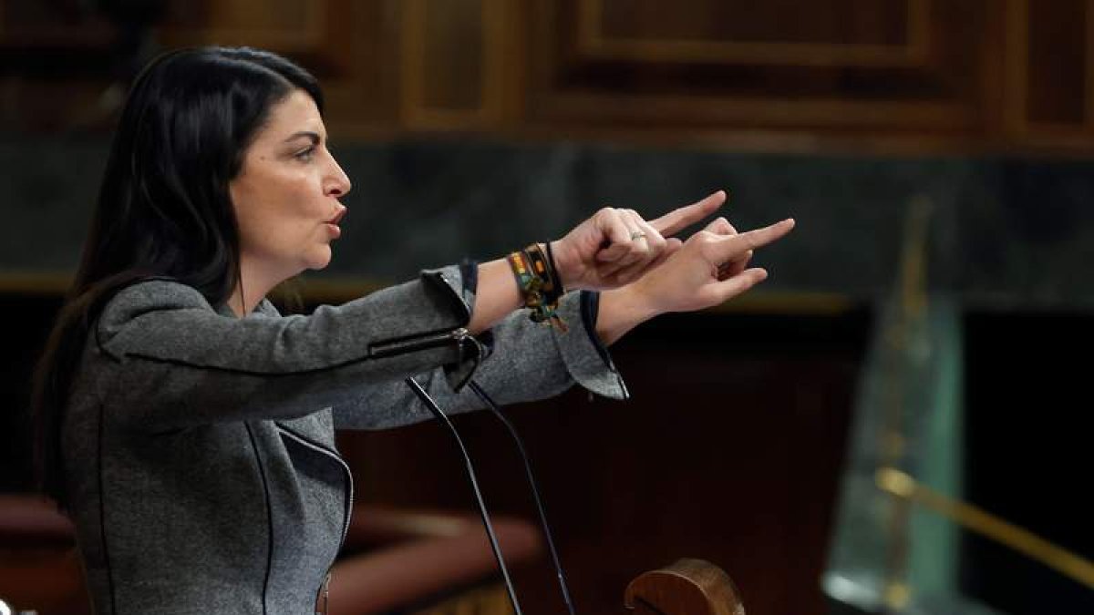 La diputada de Vox Macarena Olona ayer, en la sesión de control al Gobierno en el Congreso. JAVIER LIZÓN