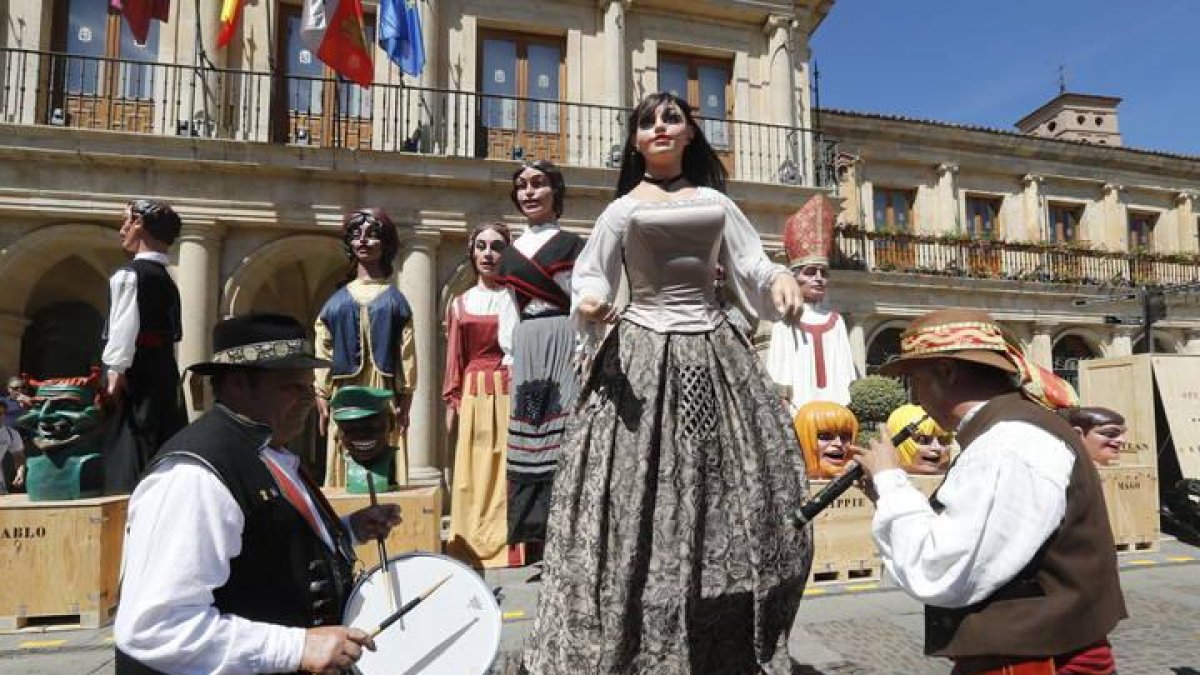 Los gigantes y cabezudos de León, con la Tarasco.