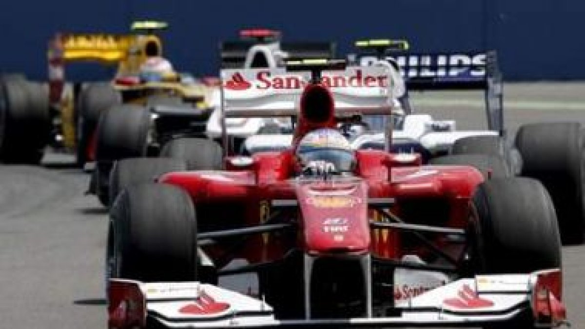 Fernando Alonso, por delante de Hulkenberg cuando el asturiano estaba en la novena plaza.