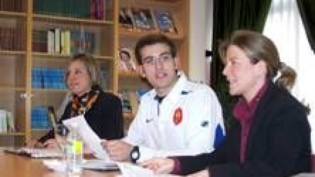 Pilar Gavari, Juan Gervas y Marta Álvarez de la Ballina, durante las conferencias