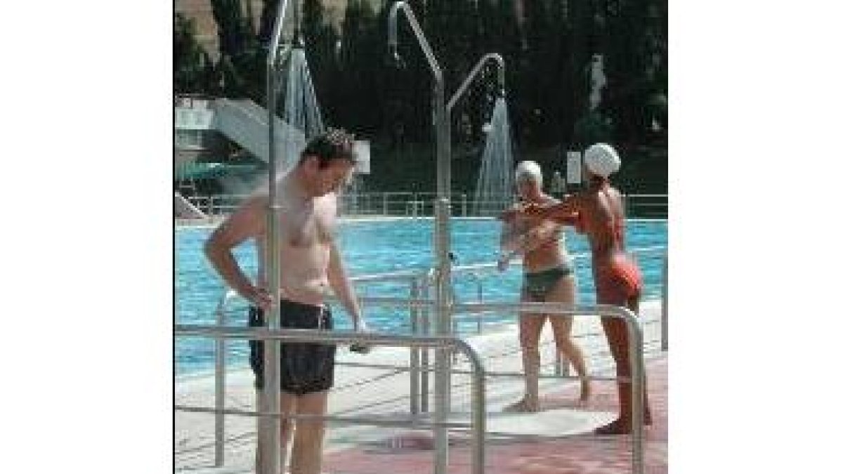 Las piscinas de verano de Ponferrada tienen gran afluencia de gente