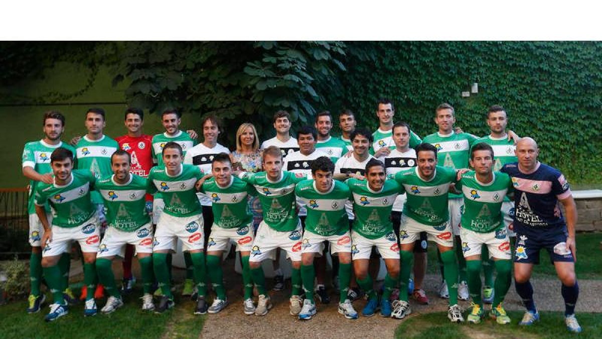 La plantilla del primer equipo del Astorga que ayer fue presentada en el hotel Ciudad de Astorga.