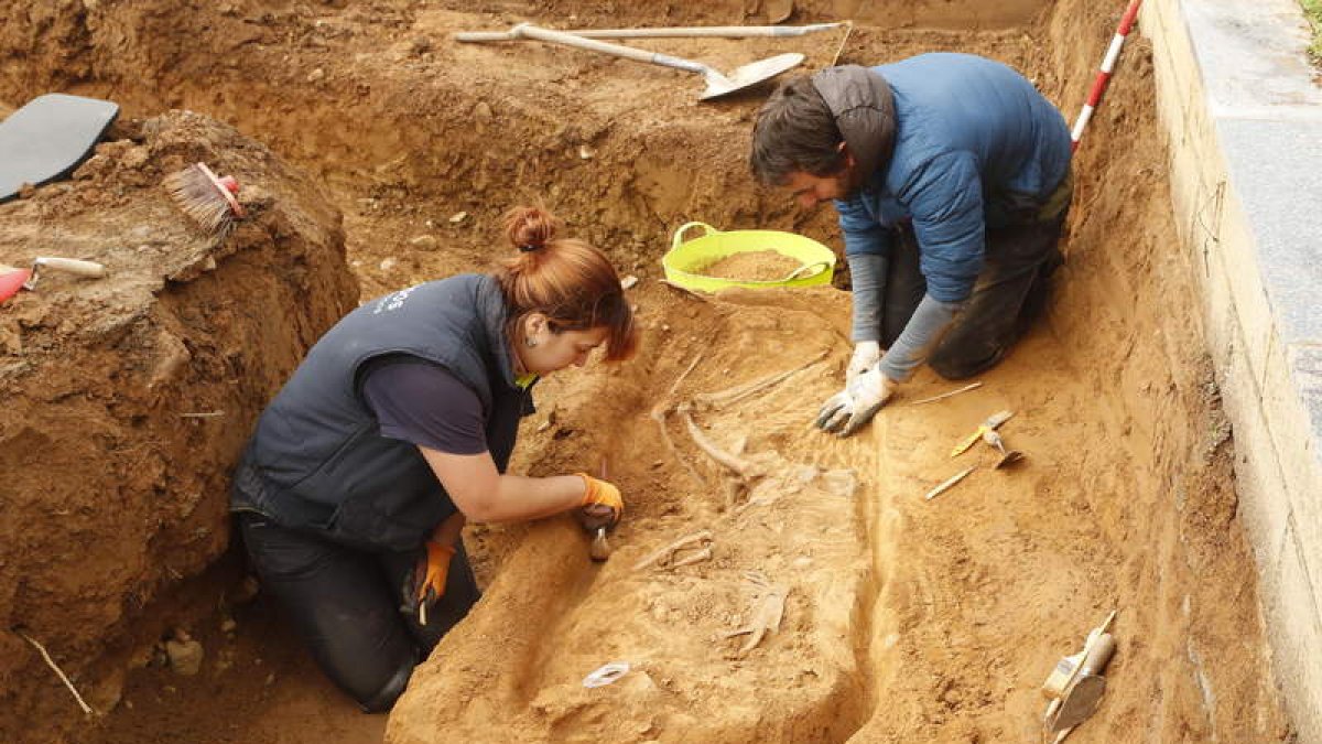 Uno de los cuerpos hallados, este sábado en plena exhumación. LDM
