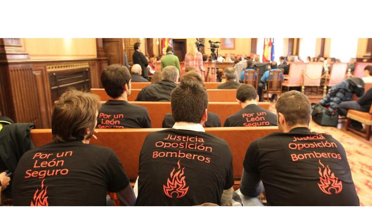 Los opositores se han manifestado y protestado, incluso en los plenos, contra la paralización de su proceso opositor.