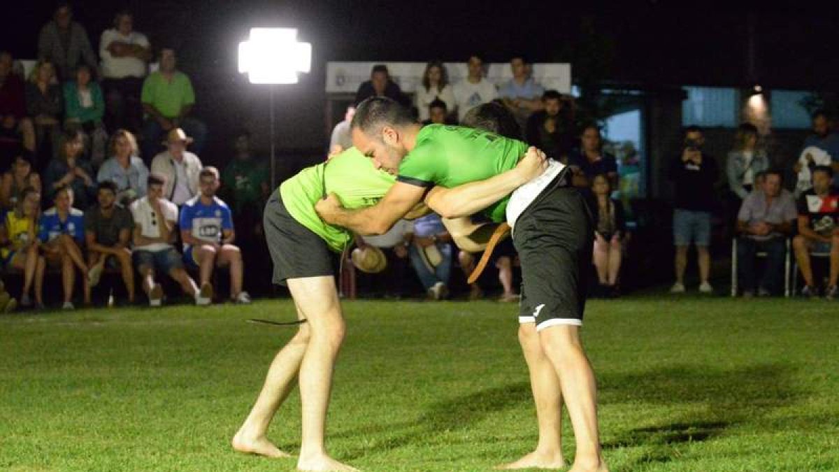 David Riaño se impuso a Víctor Llamazares en la final nocturna de ligeros celebrada en Quintana de Rueda. DL