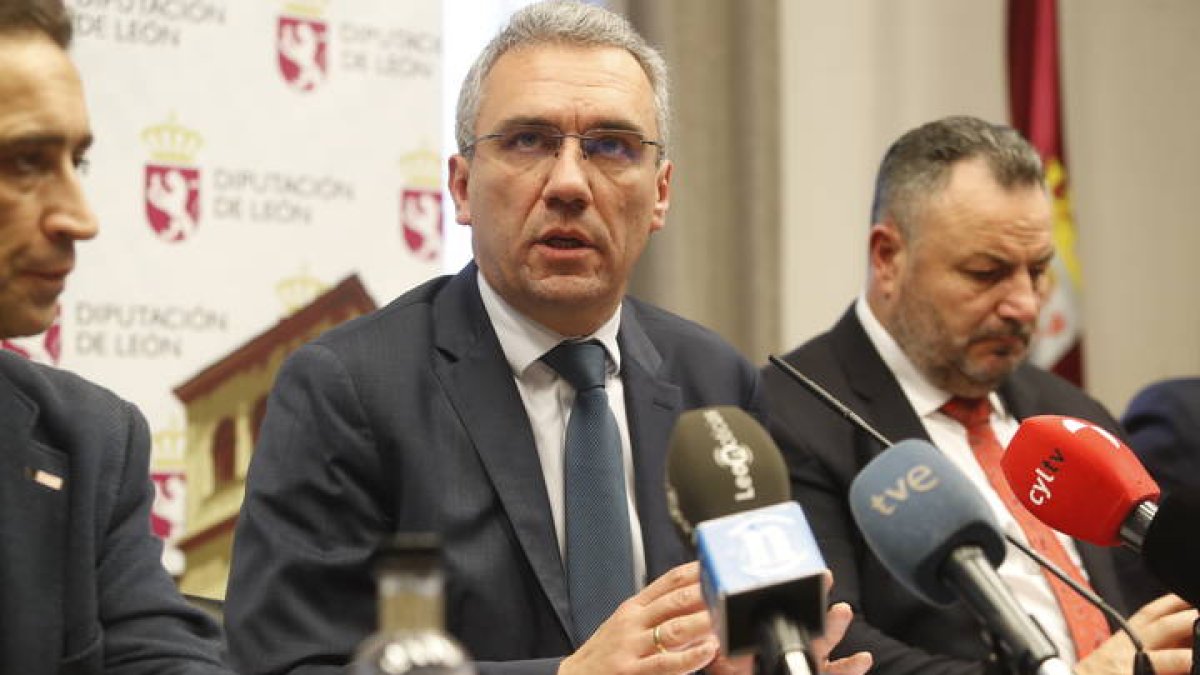 Javier Izquierdo, en la reunión de la mesa por León. RAMIRO