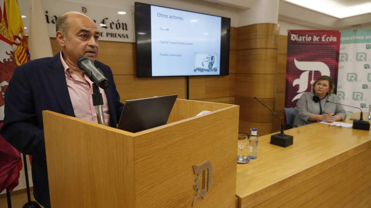 Yawar Nazir, pronunciando su conferencia junto a María Jesús Muñiz, jefa de la sección de Economía de Diario de León. RAMIRO