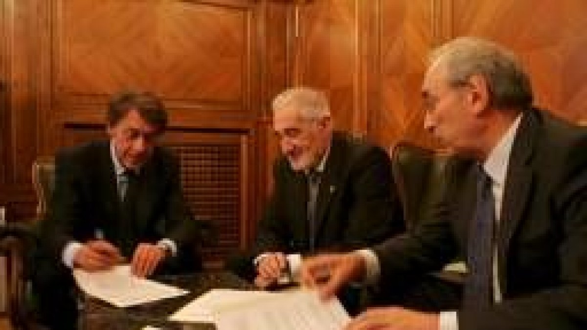 García-Prieto, Pedro del Ferrero y Cándido Alonso firman el protocolo