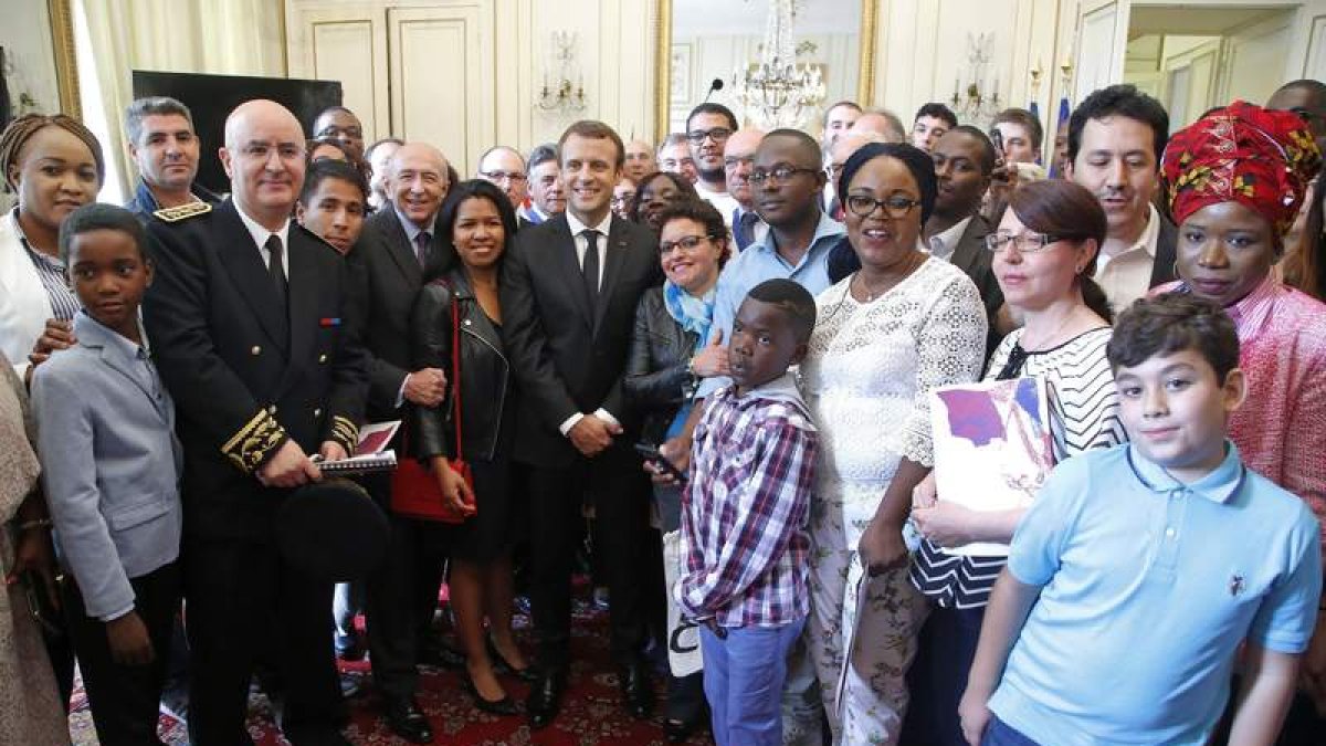 Emmanuel Macron (c), junto a varias personas que recibieron la ciudadanía francesa. MICHEL EULER