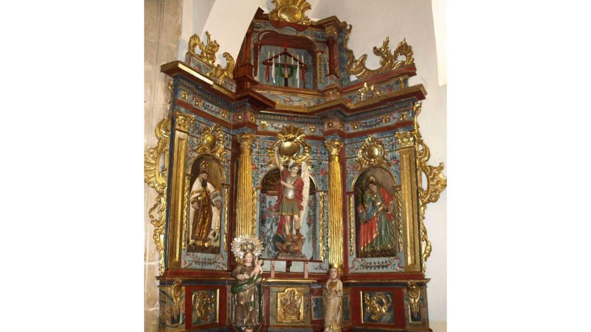 El retablo lateral de la iglesia, recién restaurado, con sus tallas destacadas.