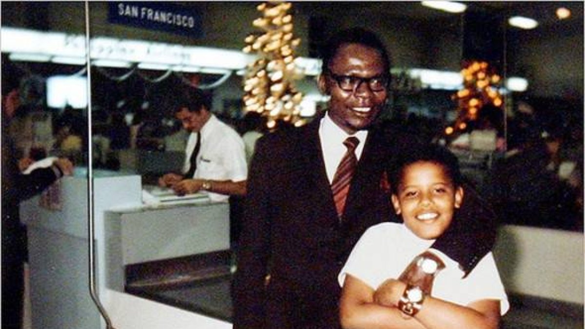 Barack Obama junto a su padre en el aeropuerto de Honolulu, Hawái, en 1971.