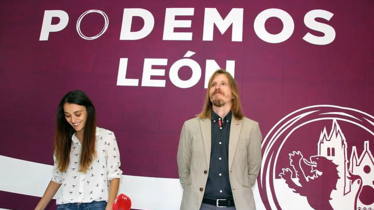 El secretario general de Podemos en Castilla y León y portavoz en las Cortes, Pablo Fernández, con la concejala María Hernández