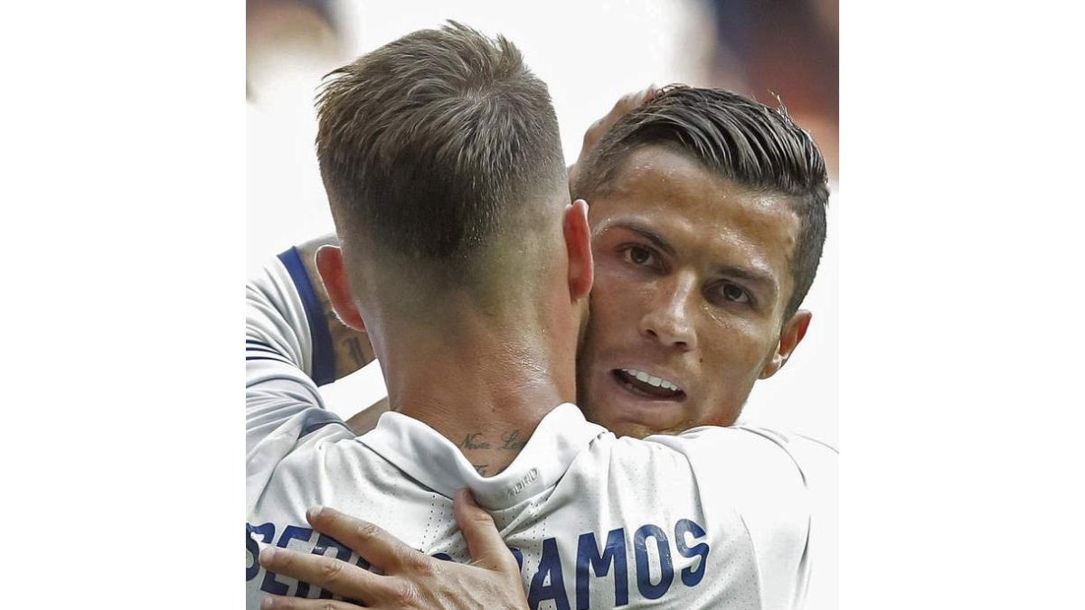 Sergio Ramos celebra con Cristiano Ronaldo el gol anotado ante el Osasuna, el tercero. EMILIO NARANJO