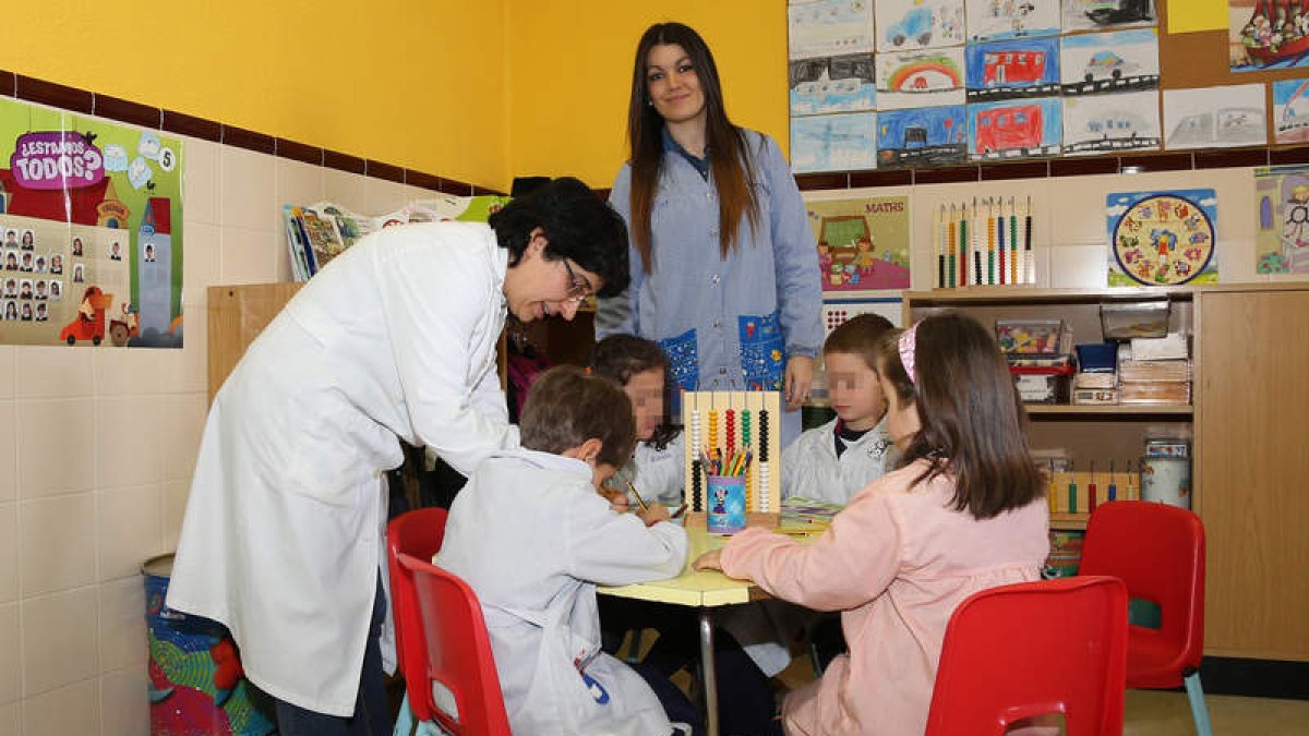 Mónica y su tutora, Carmen Llanos, con los alumnos de 5 años del Divina Pastora