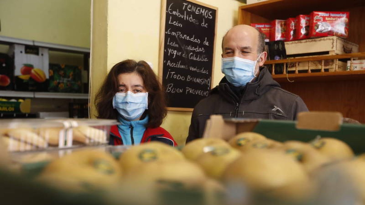 Javi Montiel y Gregor Bido descargan carbón, ayer.