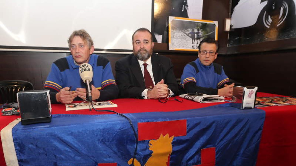 Ovalle, Domínguez y Manuel Santos, ayer en Ponferrada.