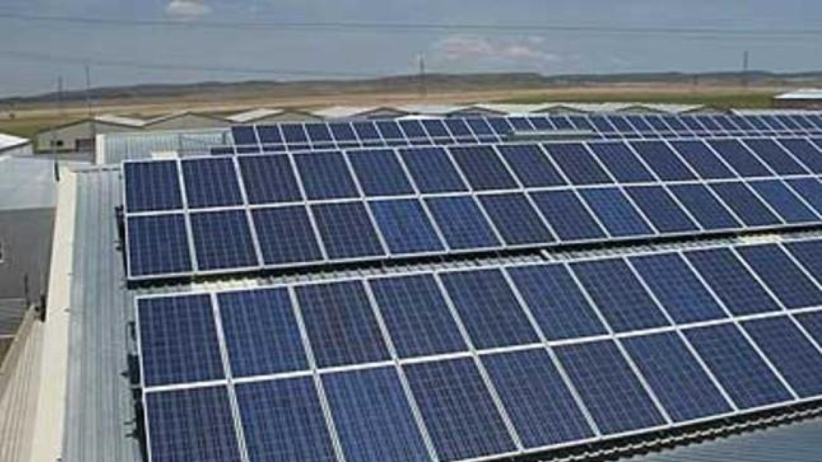 Planta fotovoltaica en un polígono industrial.