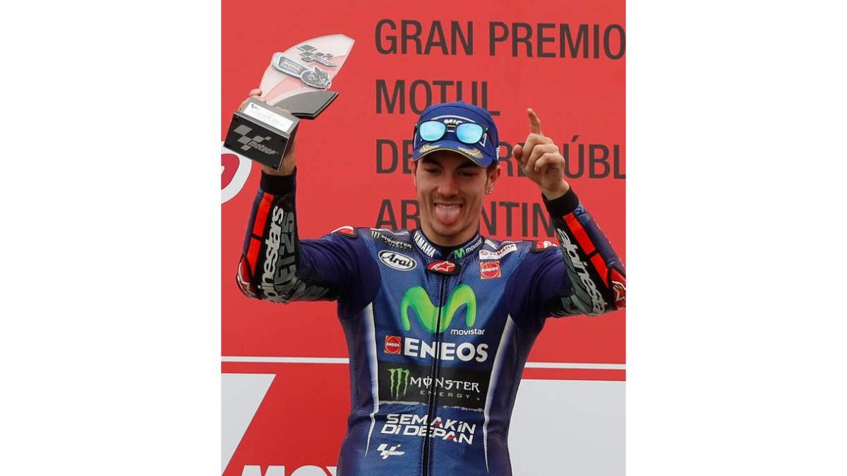 Maverick Viñales celebra su victoria en Argentina. DAVID FERNÁNDEZ