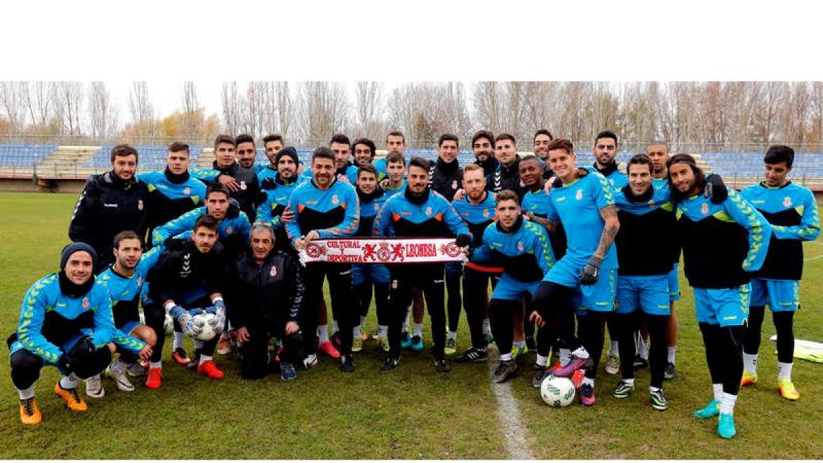 La plantilla de la Cultural forma una piña en el último entrenamiento en el Área Deportiva antes del acometer el partido de hoy en el Santiago Bernabéu. MARCIANO PÉREZ