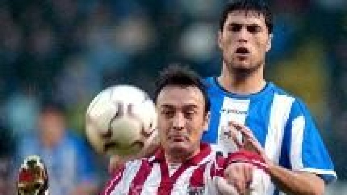 Lacruz (delante) trata de controlar la pelota ante la presencia de Diego Tristán