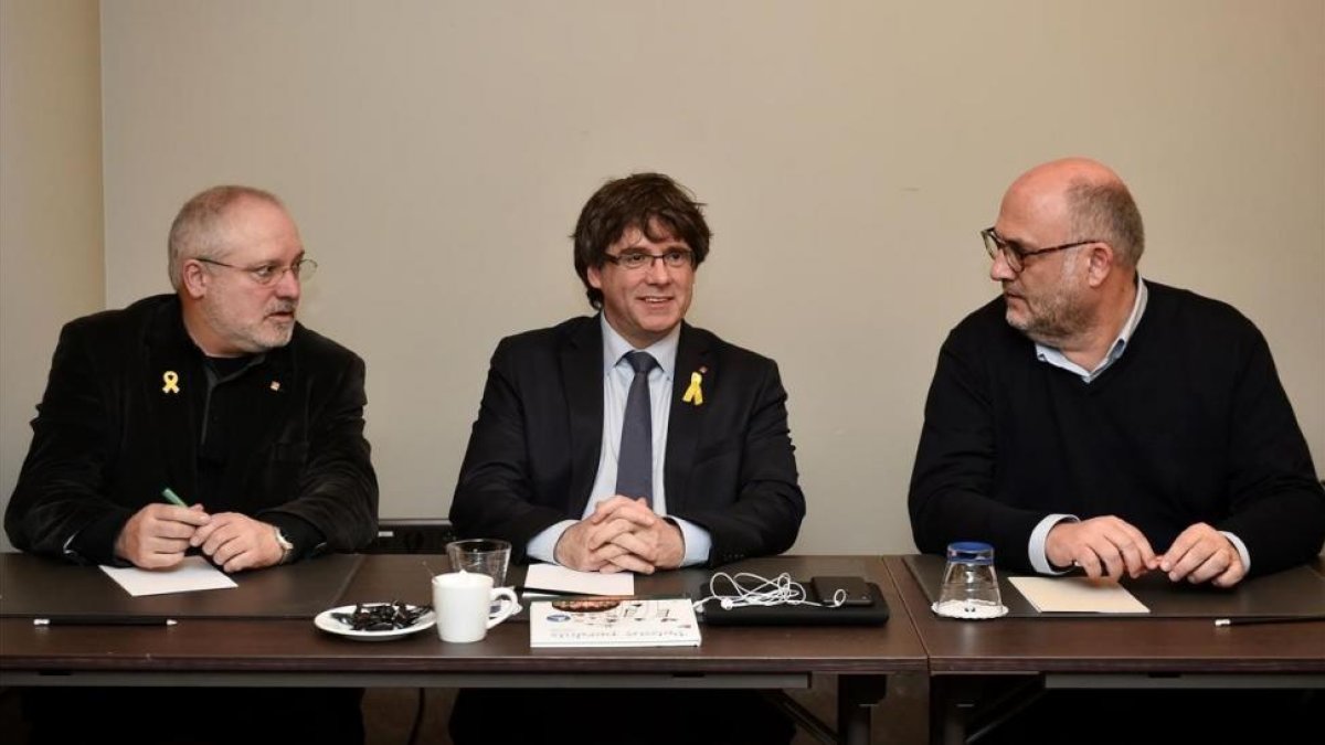 Carles Puigdemont, flanqueado por el exconseller Lluís Puig y el diputado de JxCat Eduard Pujol, este miércoles en Bruselas.