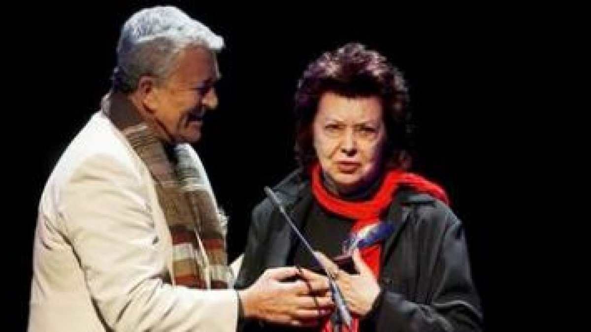 El actor Paco Valladares entrega el premio «Toda una vida» a María Asquerino