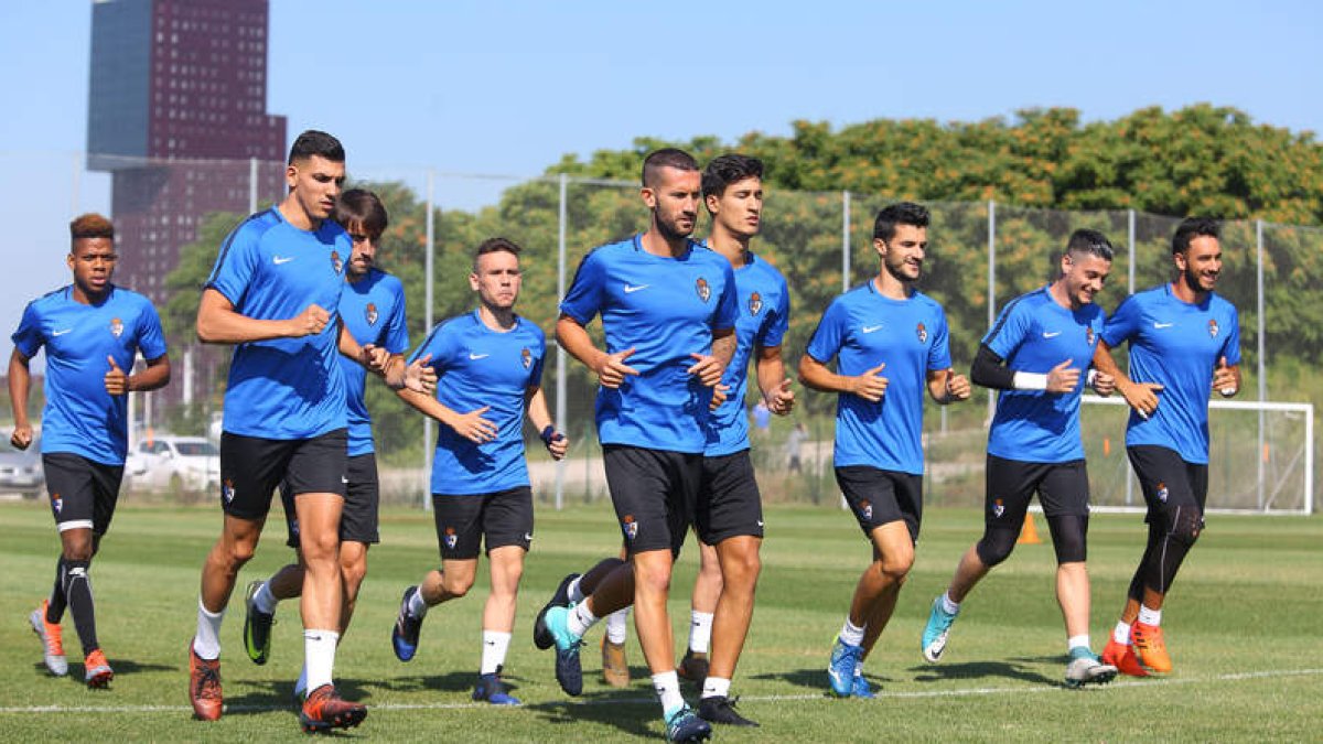 El primer entrenamiento fue seguido por un buen número de aficionados, que quisieron empezar a conocer la nueva plantilla. DL