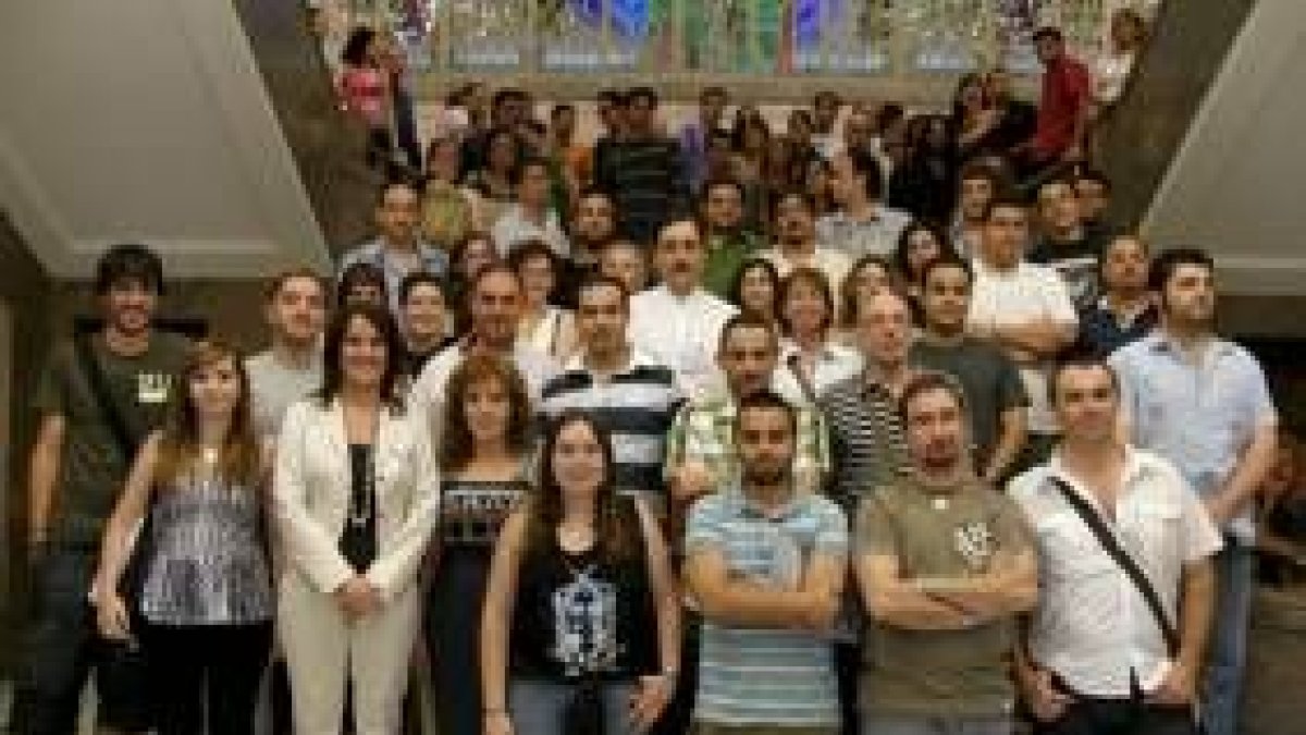 La concejala de Juventud con los jóvenes de UGT ayer en el Ayuntamiento de León
