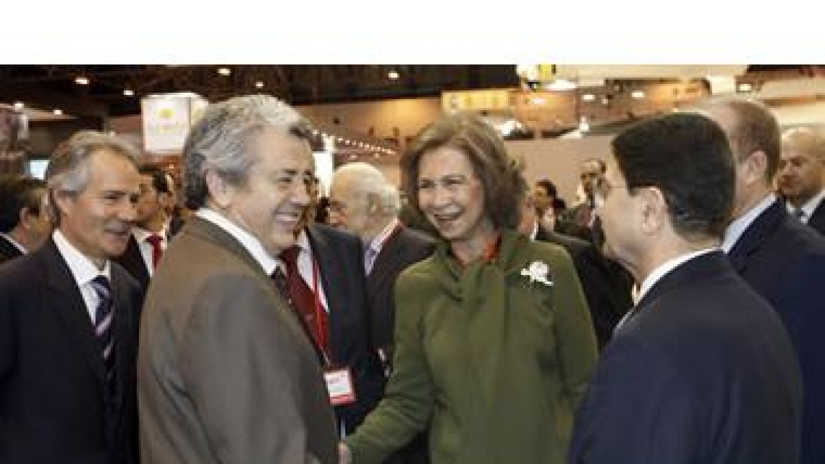 Doña Sofía conversa con Miguel Martínez en el expositor de Paradores en presencia de Miguélez.