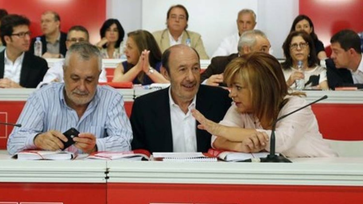 José Antonio Griñan, Alfredo Pérez Rubalcaba y Elena Valenciano, esta mañana, en el comite federal del PSOE.