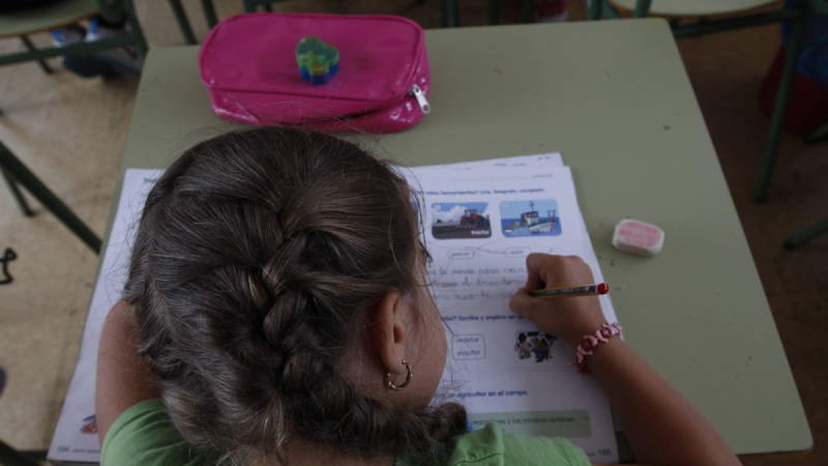 Los niños españoles dedican seis horas semanales a los deberes escolares.