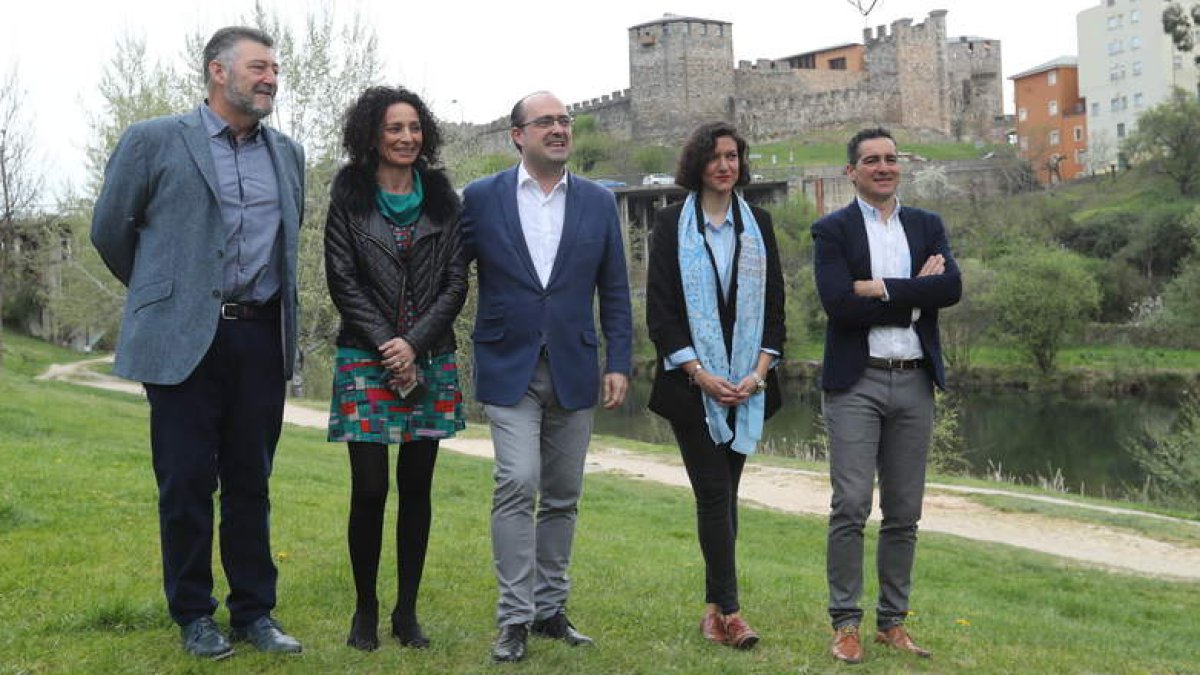 Morala presentó junto al Sil a tres de sus candidatos, Lidia Coca, Roberto Mendo y Olga Álvarez.