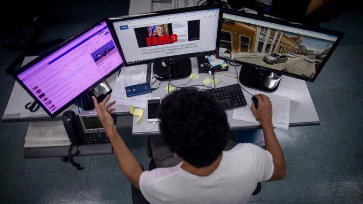 Un periodista comprueba informaciones en Brasil.