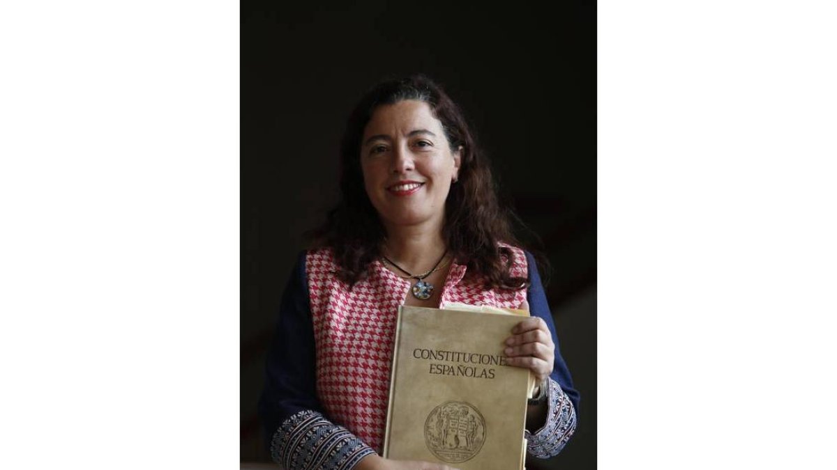 Esther Seijas Villadangos, con un ejemplar de estudio de las constituciones españolas. JESÚS F. SALVADORES
